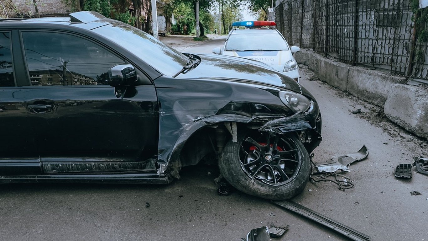 Пьяный водитель на Porsche сбил людей на пешеходном переходе в Днепре