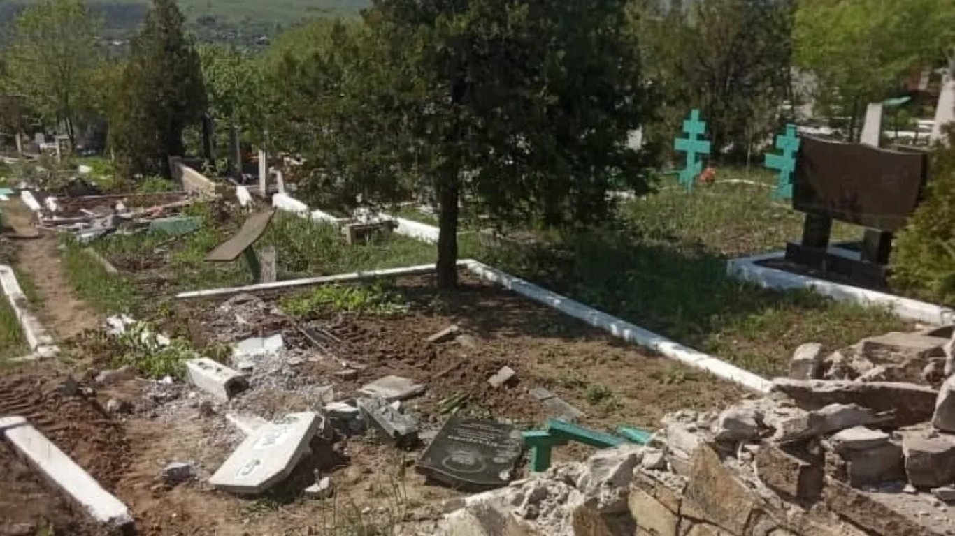 На Луганщине российские оккупанты разгромили танком кладбище