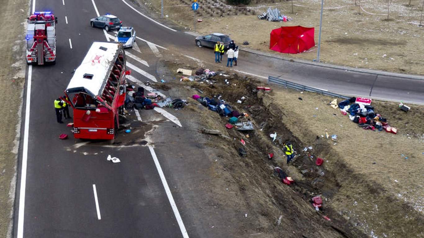 В Польше умерла 27-летняя пассажирка автобуса, попавшего в ДТП в Польше