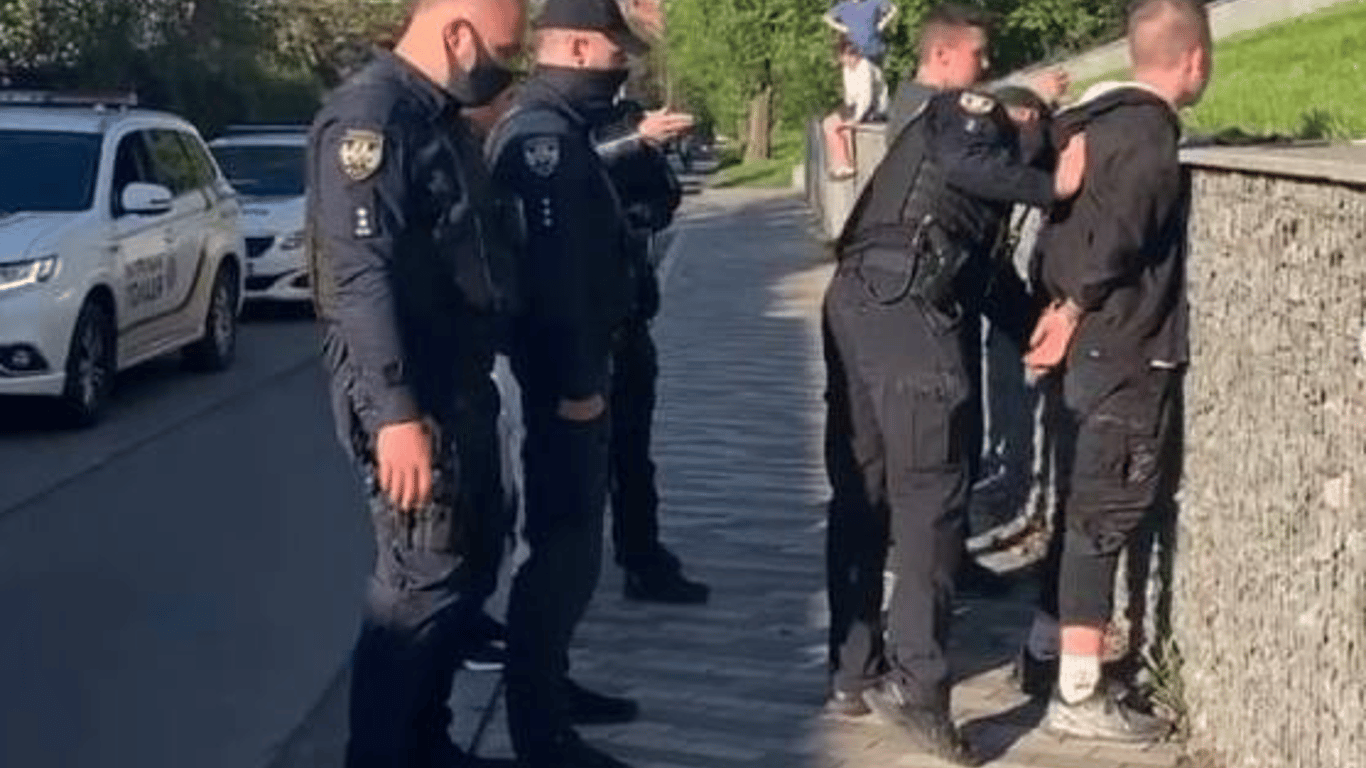 У Києві поліцейські побили підлітків через гучну музику на вулиці
