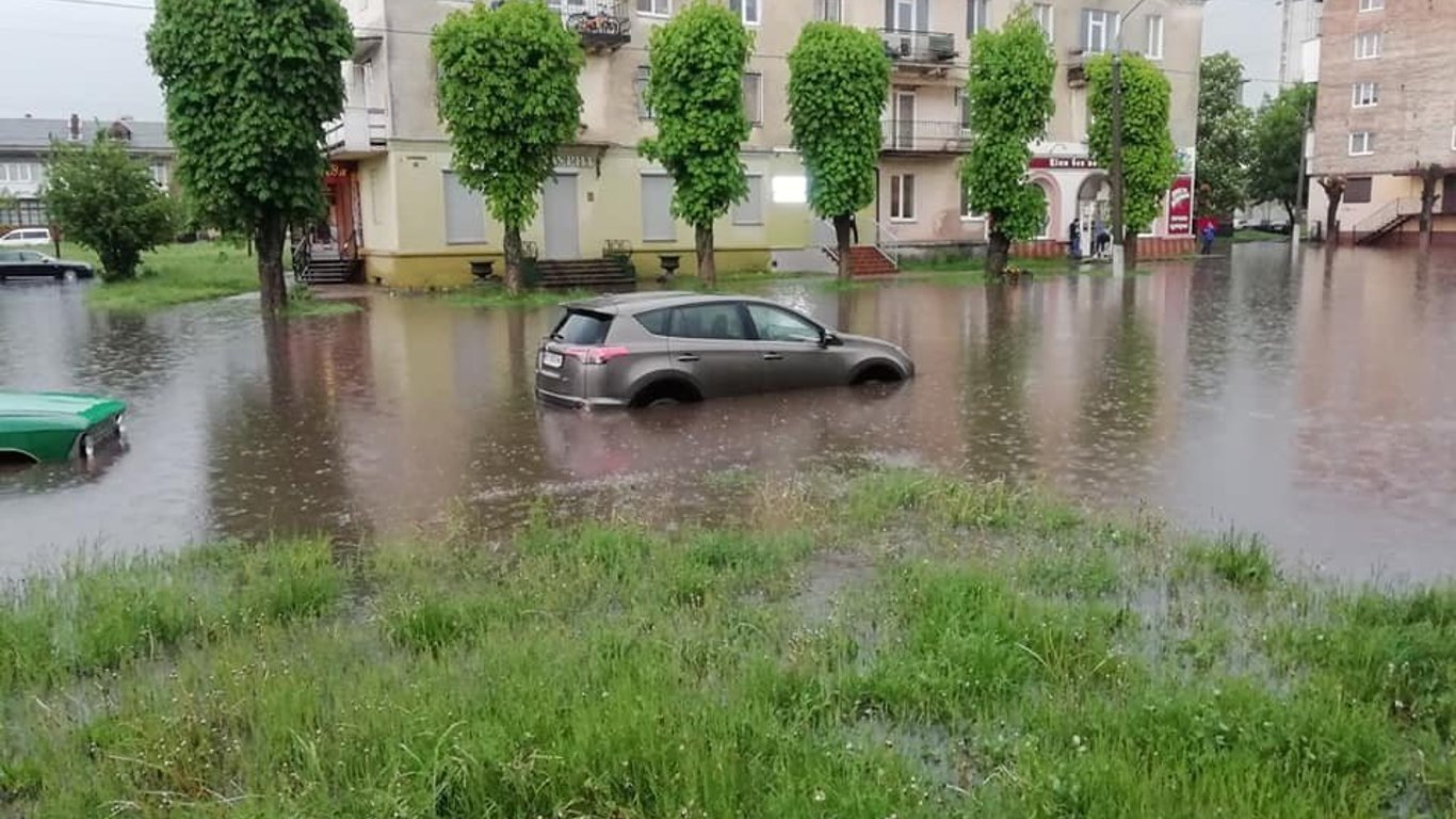 Негода в Україні: “поплили” машини та затопило будівлі. Фото та відео