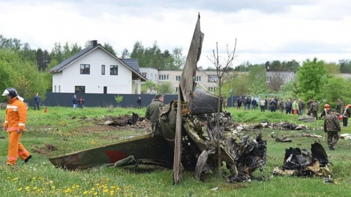 Падіння літака в Білорусі — двоє пілотів загинуло