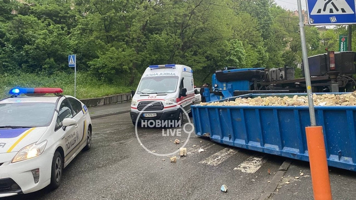 В Киеве перевернулся грузовик заполненный кирпичом: эксклюзивные фото и видео с места происшествия
