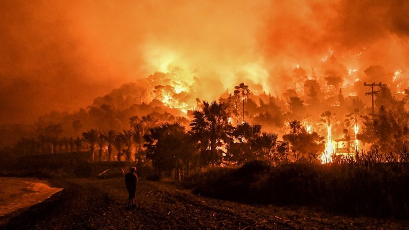 В Греции вспыхнул лесной пожар