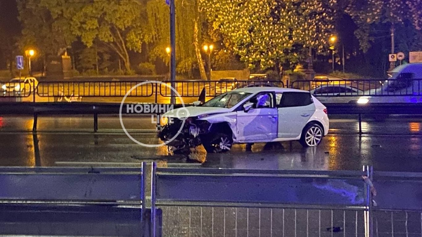 В Киеве водитель вылетел в окно во время ДТП. Видео
