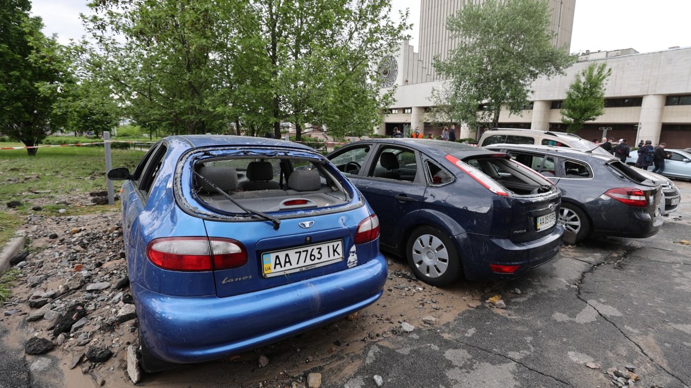 В Києві прорвало трубу — на Деміївці утворився величезний гейзер