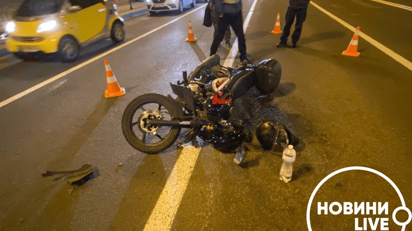 В Киеве мотоциклист "влетел" в автомобиль на светофоре