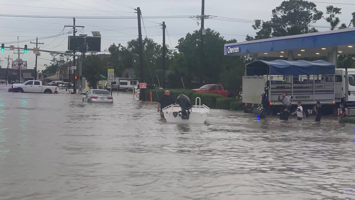Через сильну повінь Луїзіана опинилась під водою: є жертви. Фото