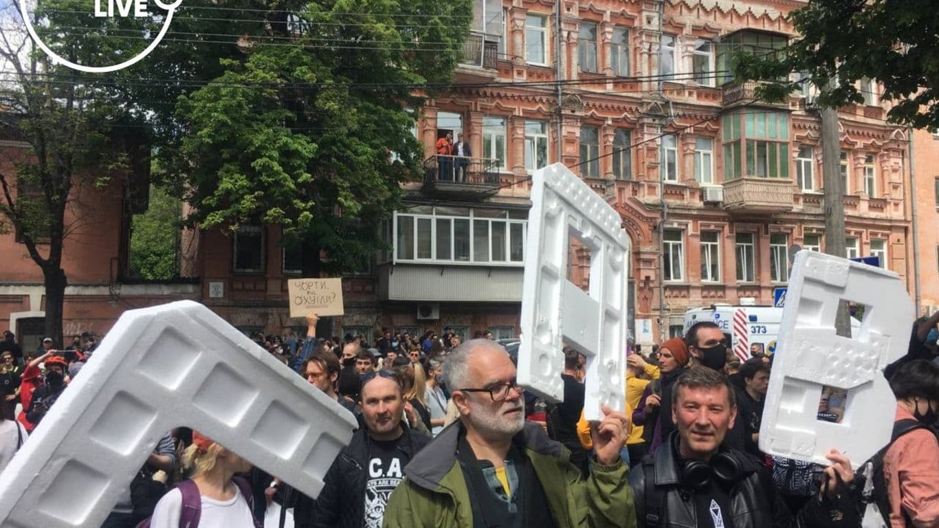 Митинг на Подоле в Киеве 21 мая — участники акции протеста выступают против полицейского насилия
