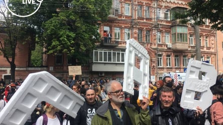 У Києві на Подолі проходить мітинг проти поліцейського насильства. Фото, відео з місця події - 285x160