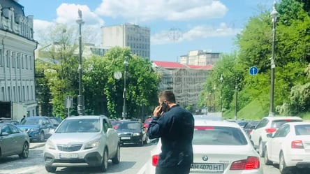 Перебігав дорогу: Арахамія ледве не потрапив під колеса авто у центрі Києва. Фото - 285x160