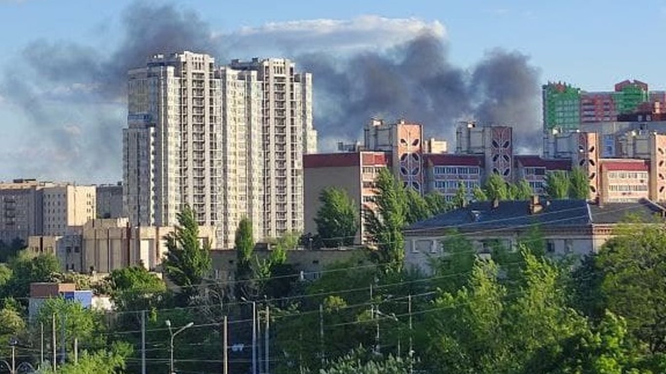 Пожар в Киеве - на Отрадном загорелся мусор