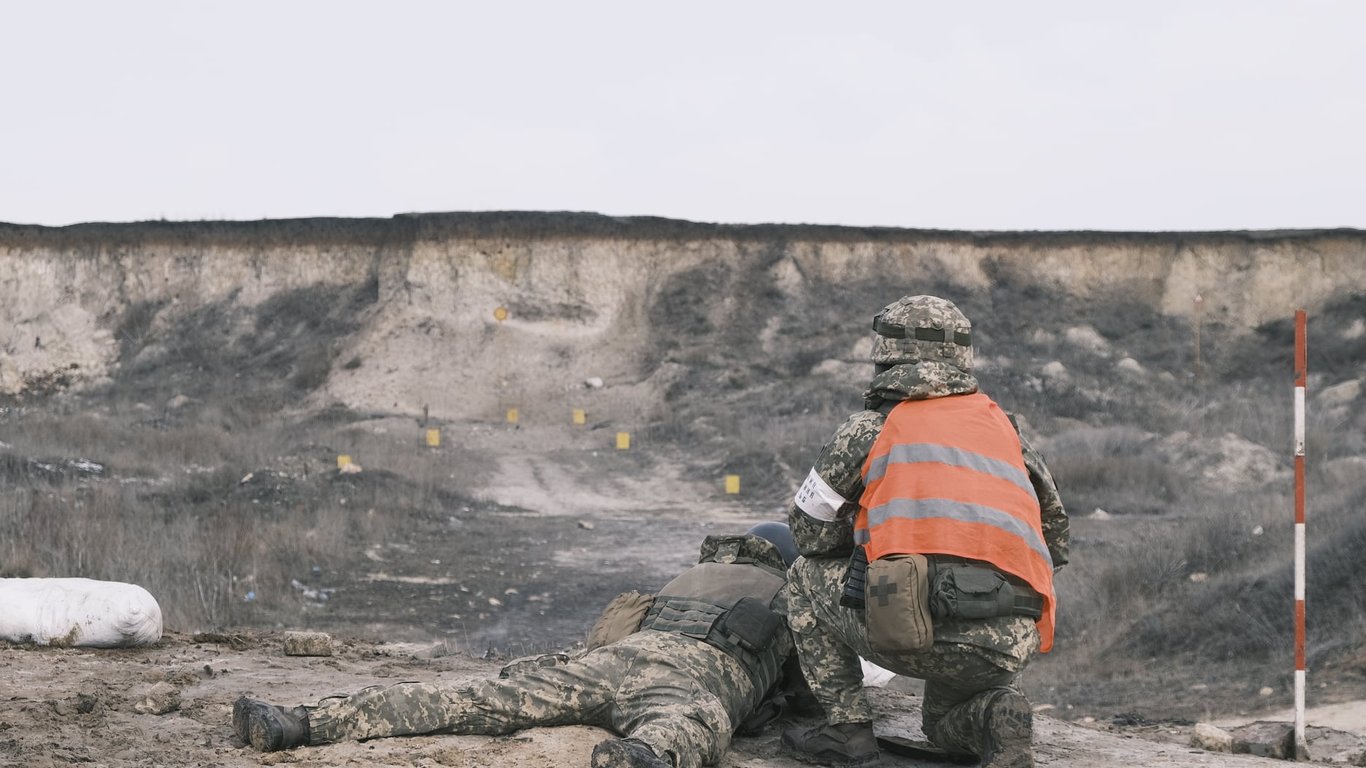 Война на Донбассе — российский снайпер попал в украинского военного