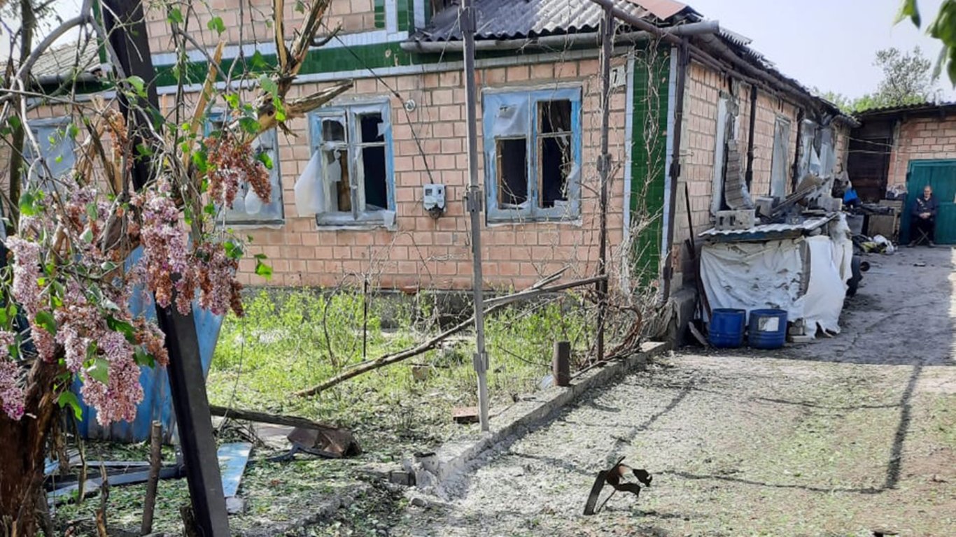 На Донбасі російські окупанти обстріляли будинок цивільних з мінометів. Фото