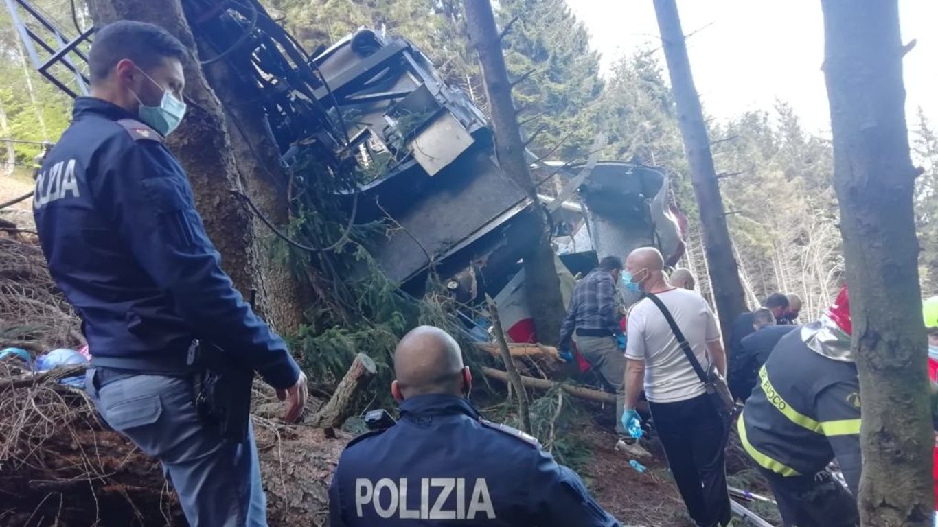 В Италии оборвалась кабина на канатной дороге, есть жертвы. Видео