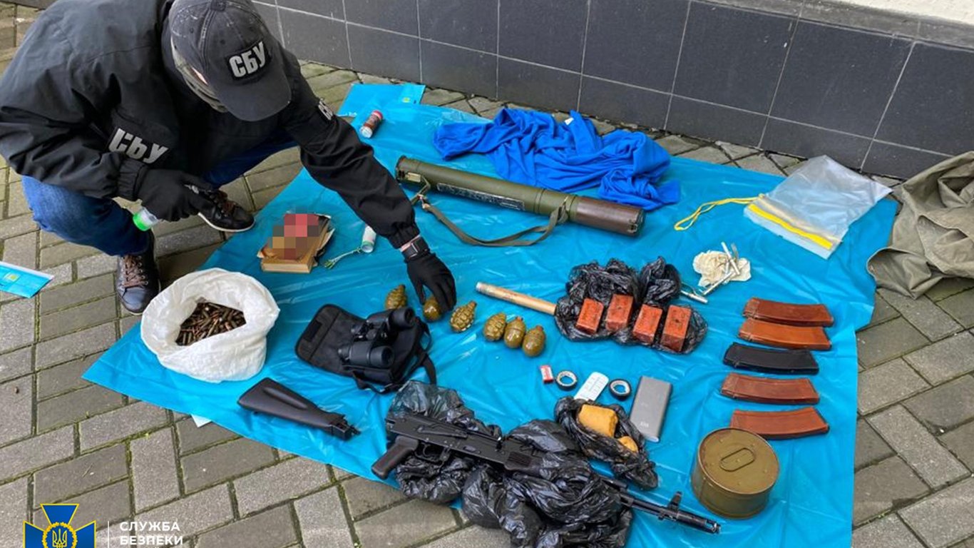 У центрі Києва знайшли склад зброї та вибухівки