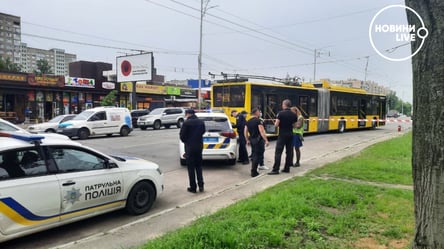 В Киеве злоумышленник бросил в окно троллейбуса бутылку со взрывчаткой: есть пострадавшие. Фото - 285x160