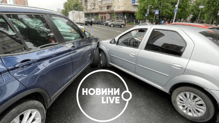 В центре Киева BMW "смял" Renault: образовалась масштабная пробка. Фото - 285x160