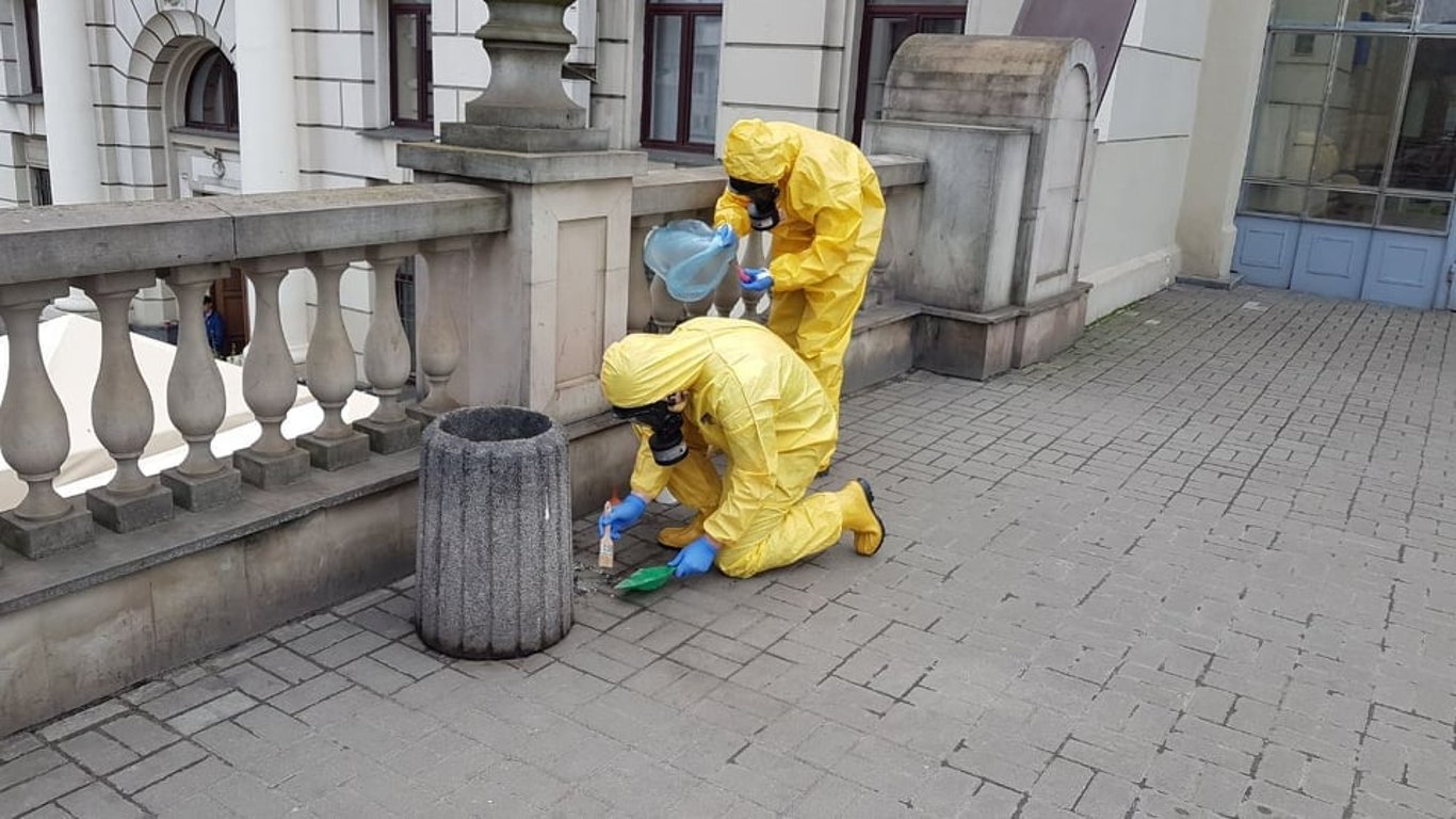 Ртуть на вокзале Львова — спасатели собрали 610 грамм опасного вещества