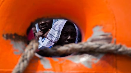 В Нигерии перевернулось судно со 160 пассажирами на борту: живыми нашли лишь 22 - 285x160