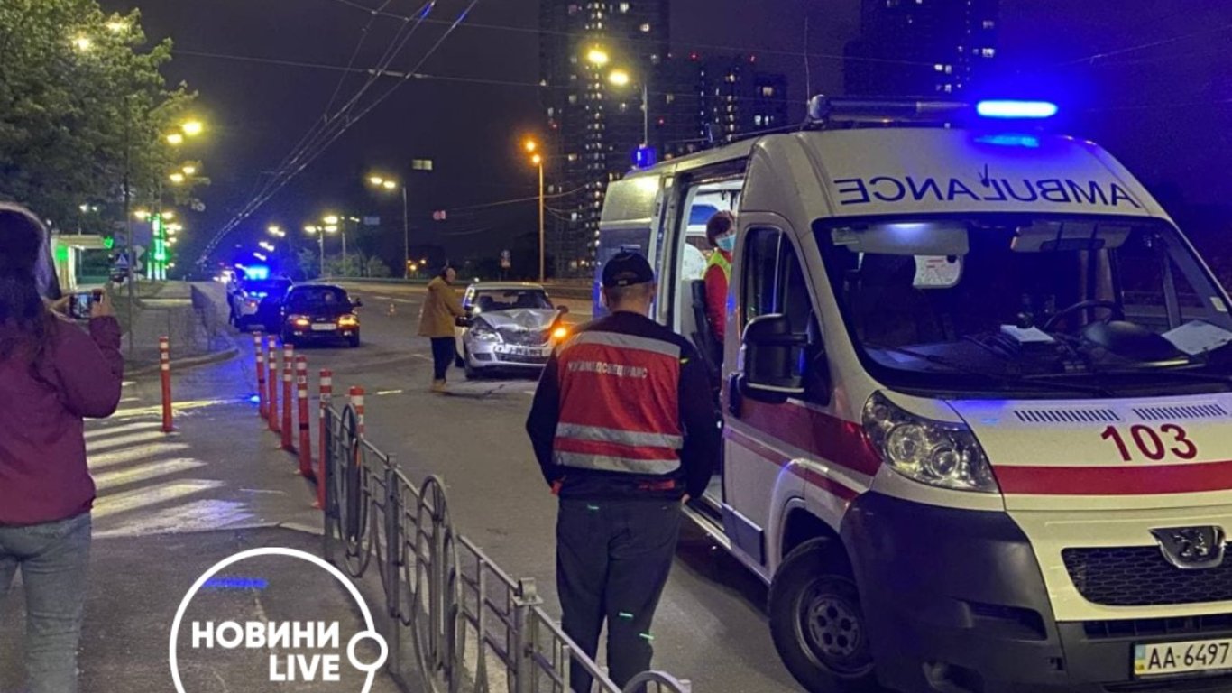 ДТП у Києві 27 травня — зіштовхнулись два автомобіля таксі