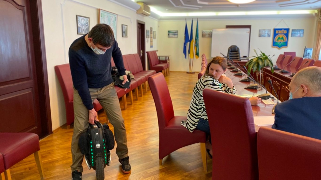 Метро Киева меняет правила перевозки велосипедов и самокатов