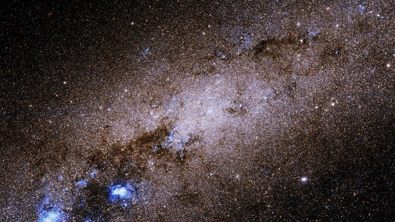 Hubble показал карликовую спиральную галактику - она находится в 6,5 млн световых лет от Земли