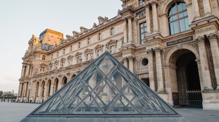 Впервые за 228 лет парижский Лувр возглавила женщина: что о ней известно - 285x160