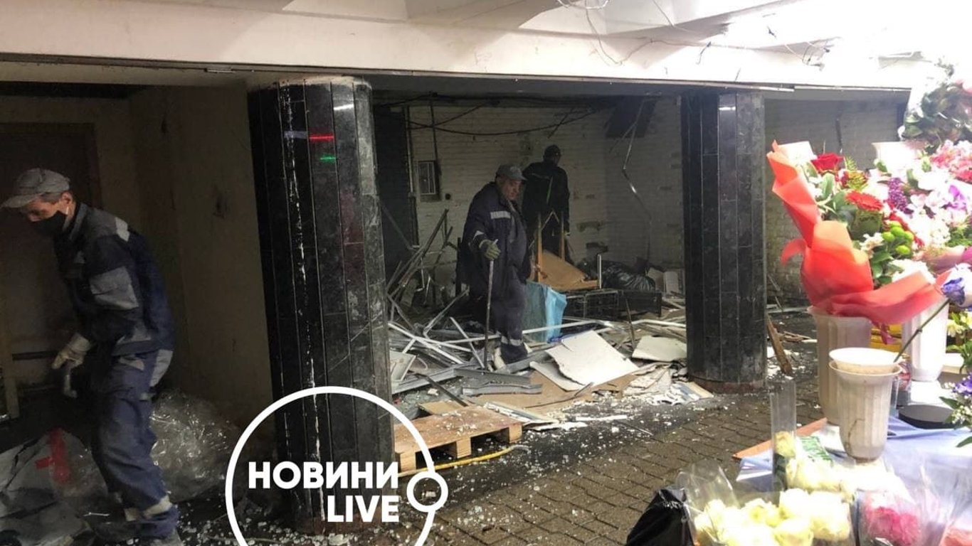 Демонтаж МАФов - в Киеве на Майдане начали сносить незаконные сооружение