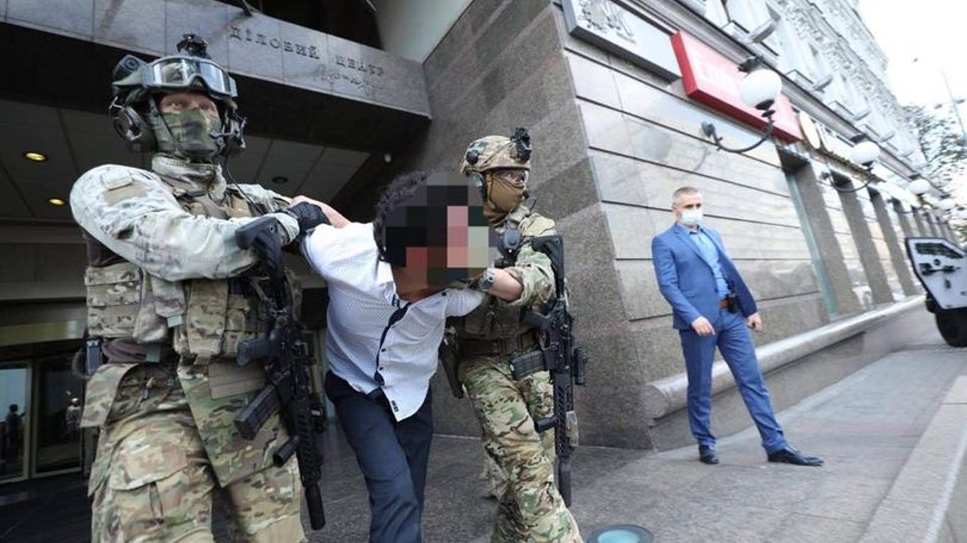 В центрі Києва чоловік погрожував підірвати банк — який вирок він отримав