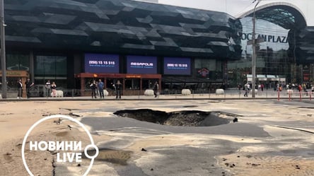 У Києві біля Ocean Plaza прорвало тепломережу: внаслідок “потопу” утворилася велика діра в асфальті. Фото - 285x160
