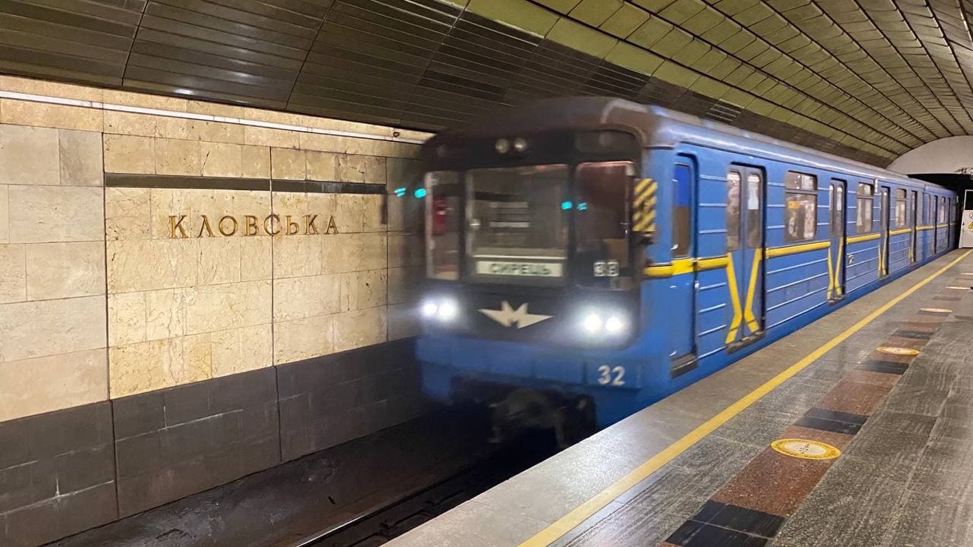 В киевском метро подростки устроили танцевальную вечеринку