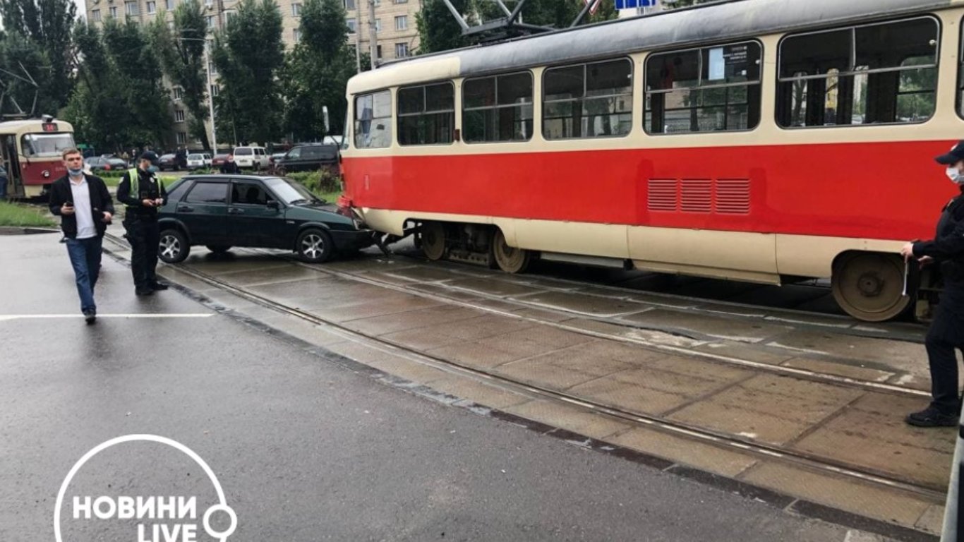 ДТП в Киеве 28 мая — на Вацлава Гавела легковушка протаранила трамвай