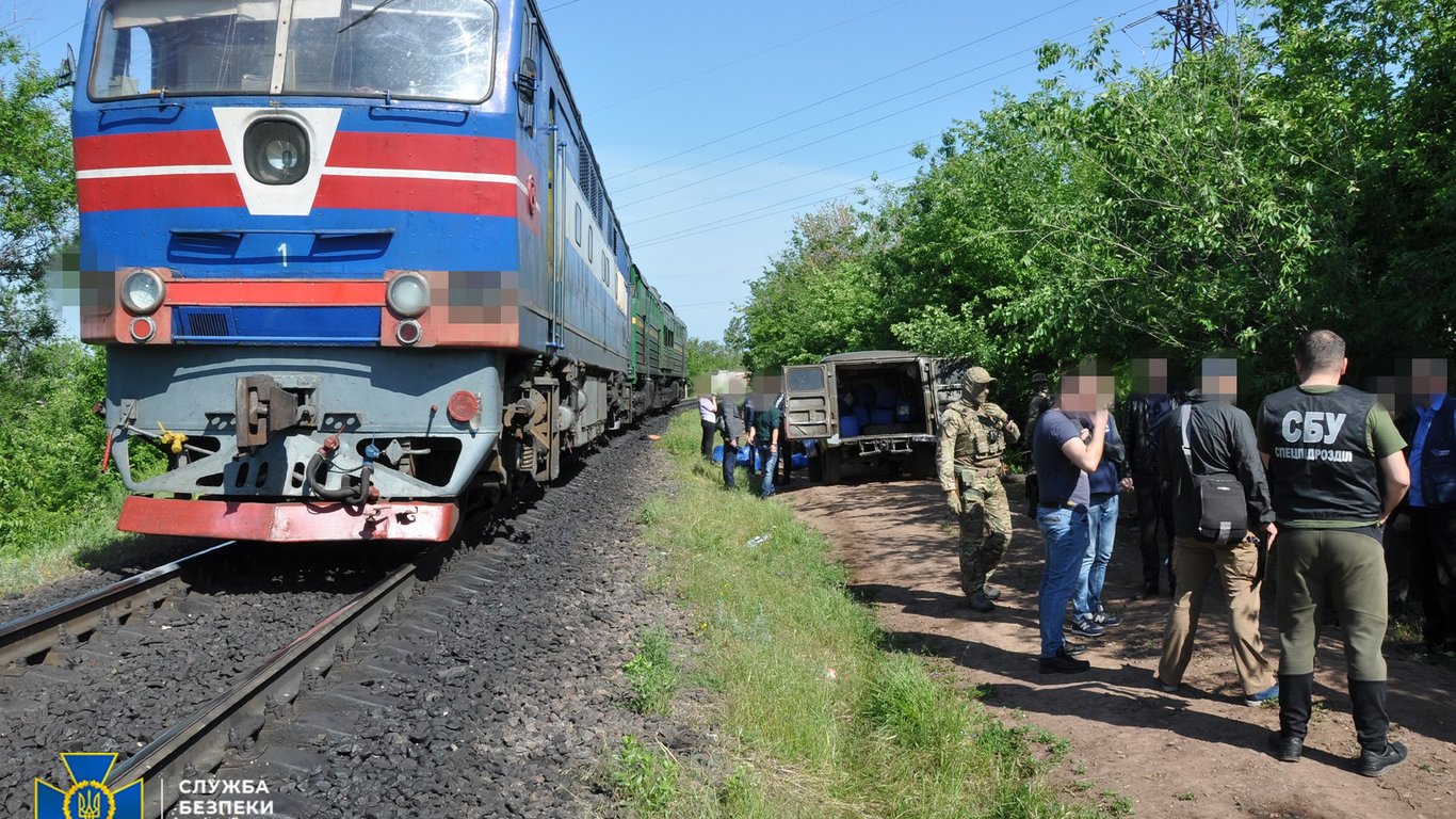 Ежемесячно сливали до 150 тонн: СБУ разоблачила железнодорожников, организовавших противозаконный бизнес