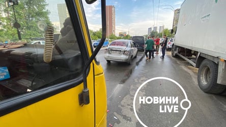 В Киеве на Троещине произошло тройное ДТП с участием маршрутки: подробности. Фото - 285x160