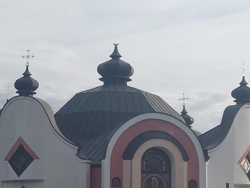 У Польщі зрізали хрест з українського храму - фото