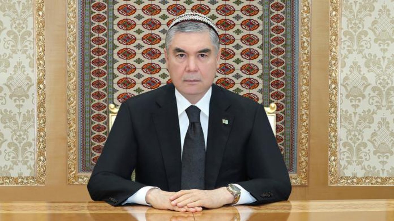 В Туркменистане чиновников заставили побриться и носить национальные тюбетейки: для чего