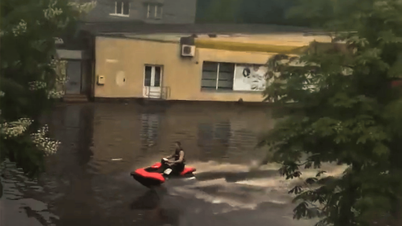 На матраці та гідроскутері: у Житомирі після зливи містяни пересуваються новими видами транспорту. Відео