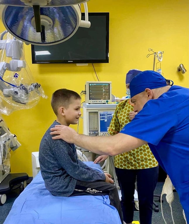 Хлопчик після операції та лікар. Фото: Центр дитячої медицини