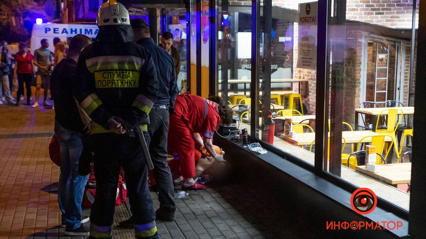 Голий чоловік у Дніпрі - невідомий зістрибнув з ТРЦ і розбився на смерть