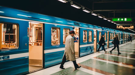 В Харькове мужчина прыгнул под поезд метро. Видео инцидента - 285x160