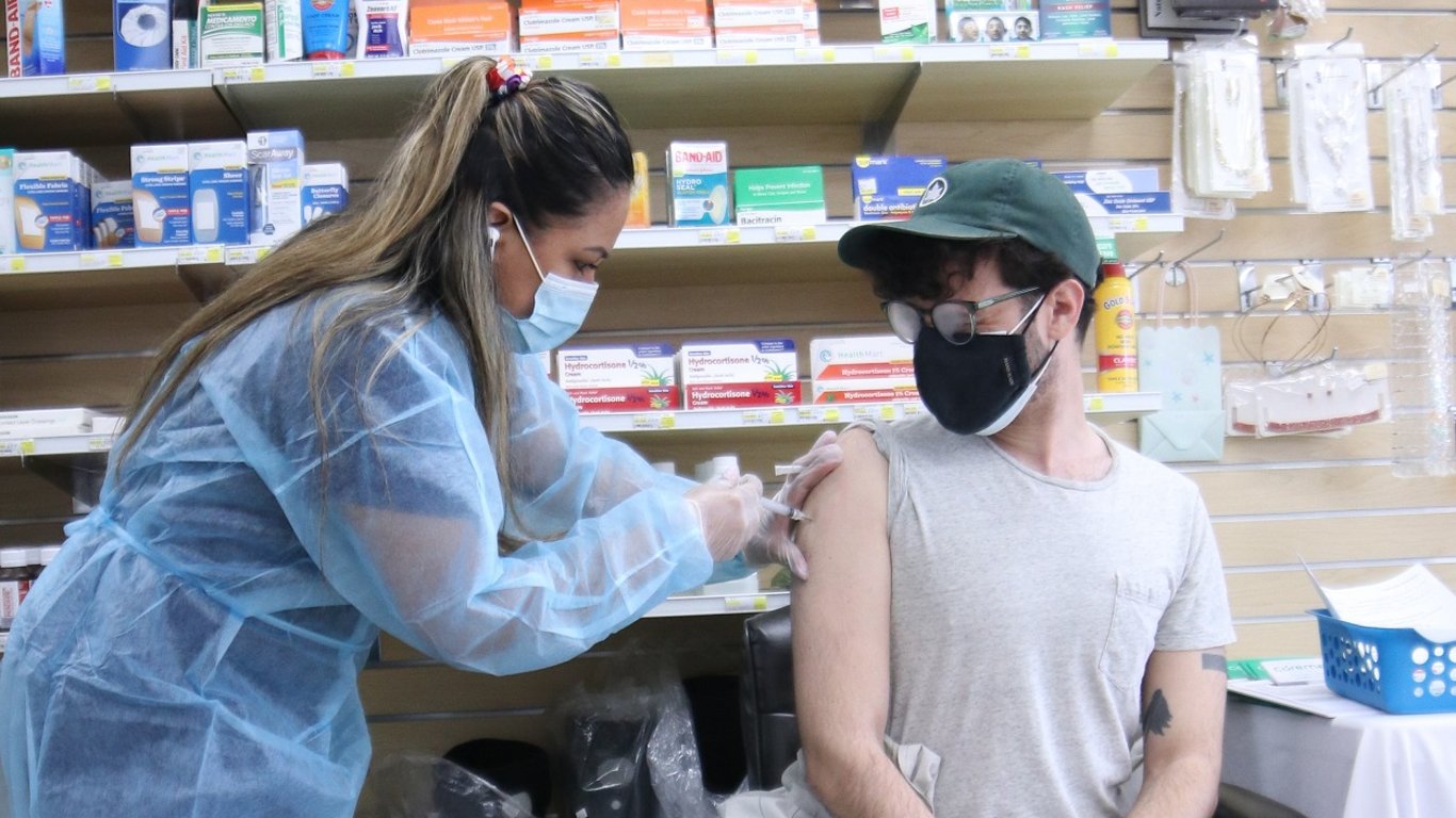 Вакцинація від коронавірусу - у Чехії щепитимуть іноземців за гроші