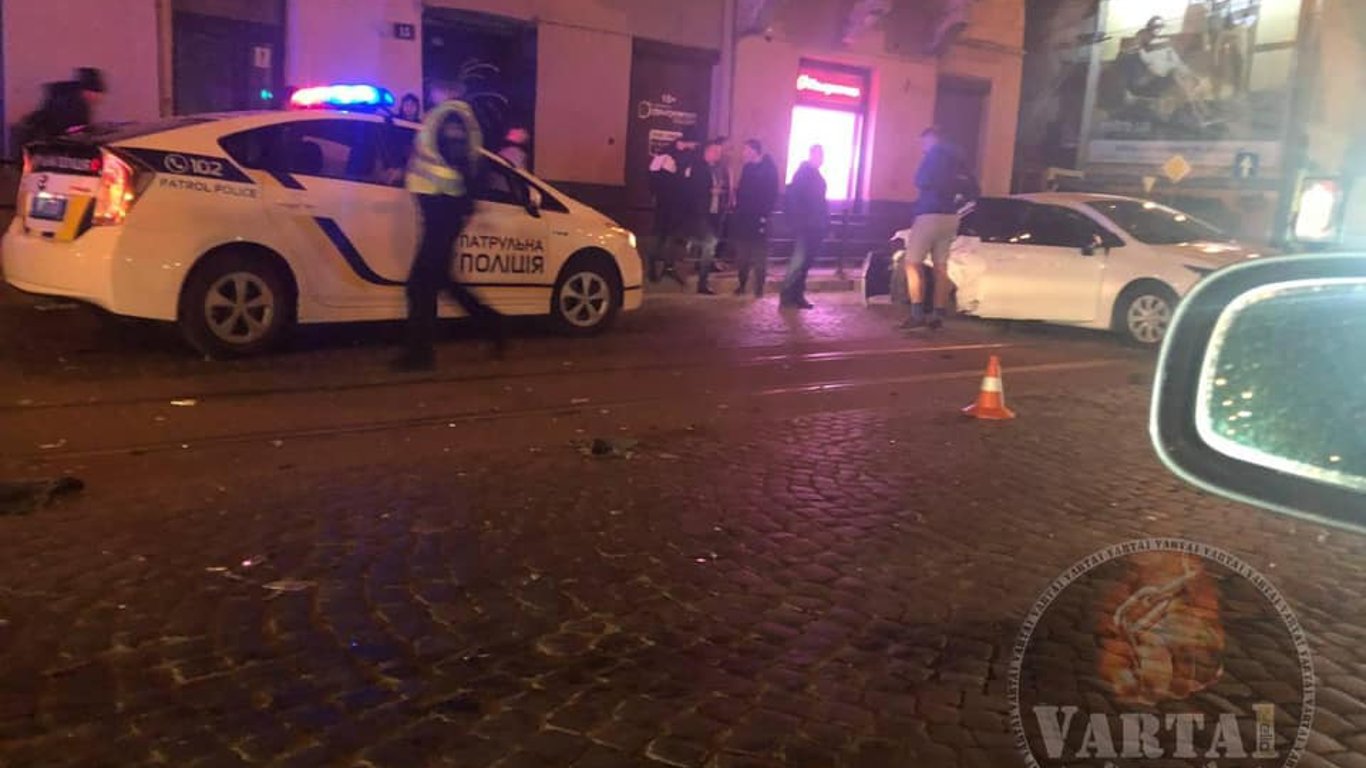 ДТП во Львове 31 мая - пьяный водитель убегал от полицейских, врезался в авто и дом