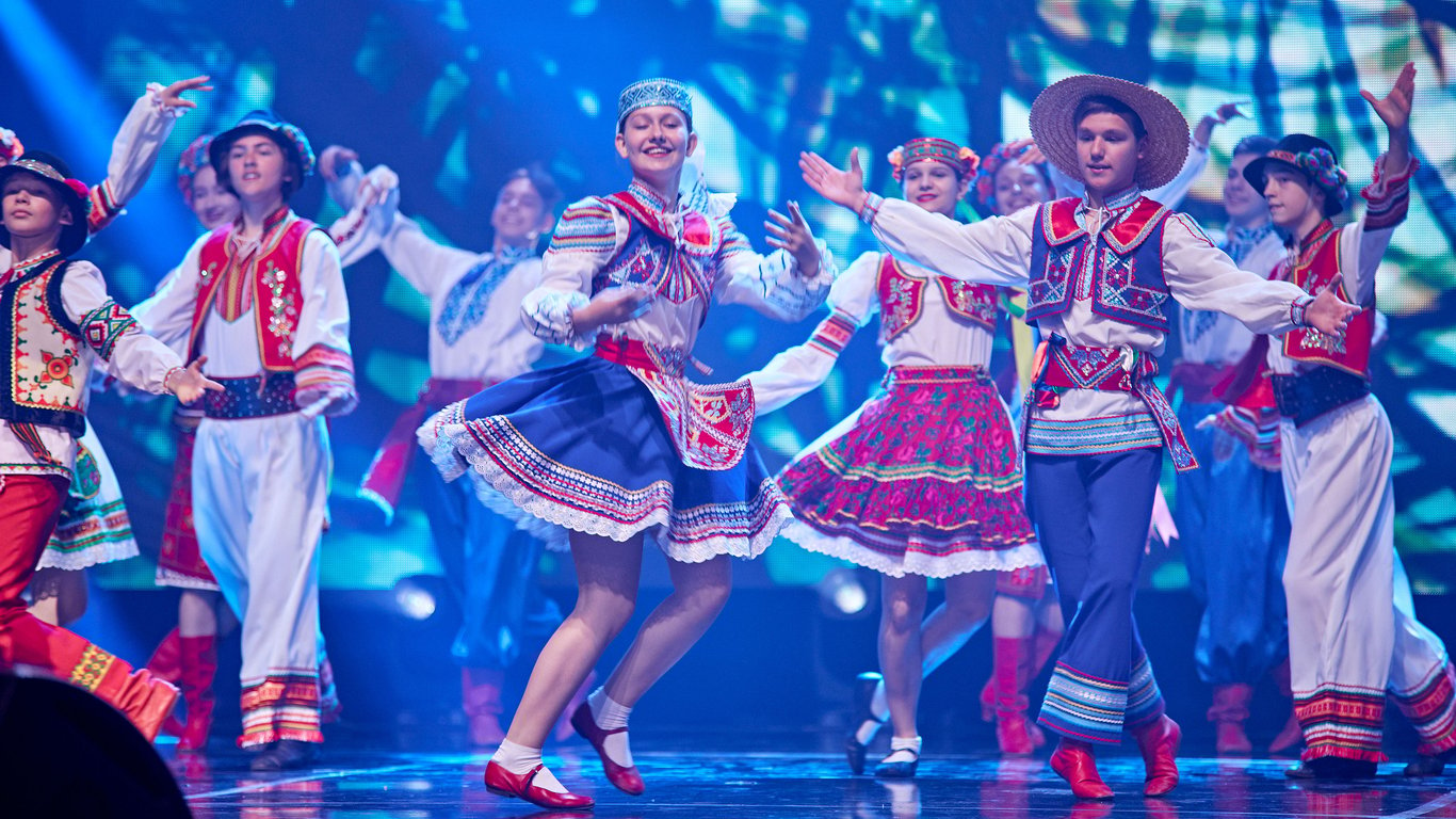 Блестящие платья и трогательные песни: как во Дворце Украина отпраздновали день рождения поэта Крищенко. Фото