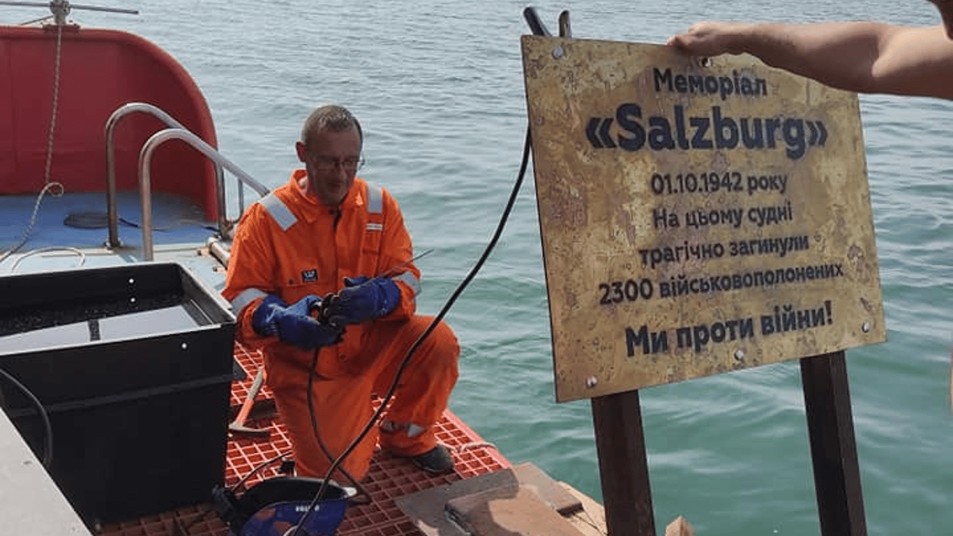 Одесские дайверы установили мемориал в море в честь утонувших военнослужащих