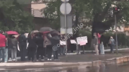 Под стенами одесского СИЗО митингуют в поддержку логопеда и ее мужа - их обвиняют в педофилии - 285x160