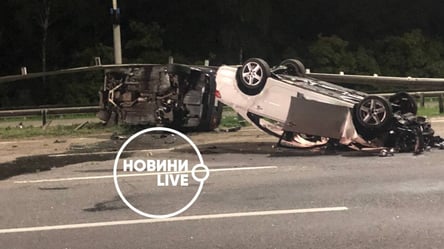 Перевернулися та розтрощили відбійник: на Бориспільському шосе жорстко зіштовхнулися BMW та Volkswagen. Фото - 285x160