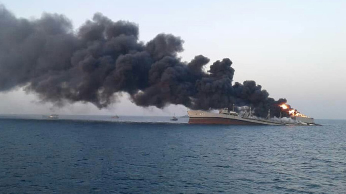 Найбільший корабель ВМС Ірану після пожежі затонув в Оманській затоці