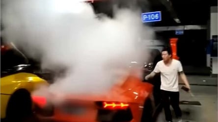 Китаєць посмажив шашлики на машині Lamborghini Aventador і ледь не спалив її. Відео - 285x160