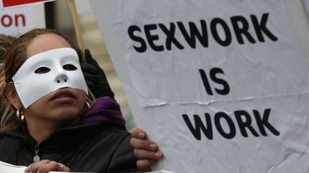 Чи легалізують секс-індустрію в Україні та в яких країнах за таку роботу призначають пенсію - 285x160